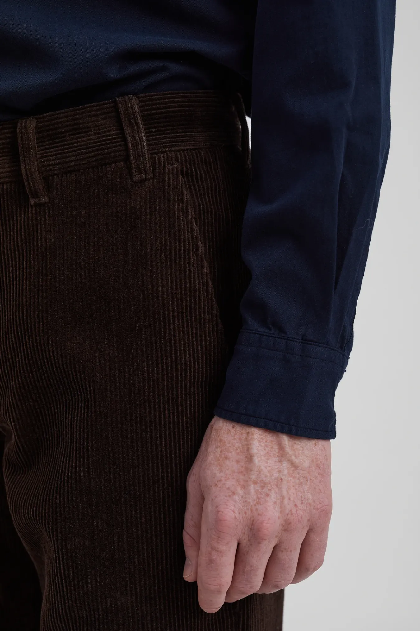 TROUSERS^Norse Projects Aros Regular Wide Wale Corduroy Chino Espresso