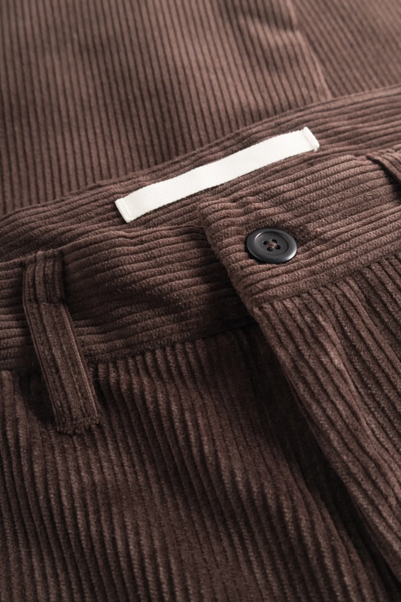 TROUSERS^Norse Projects Aros Regular Wide Wale Corduroy Chino Espresso