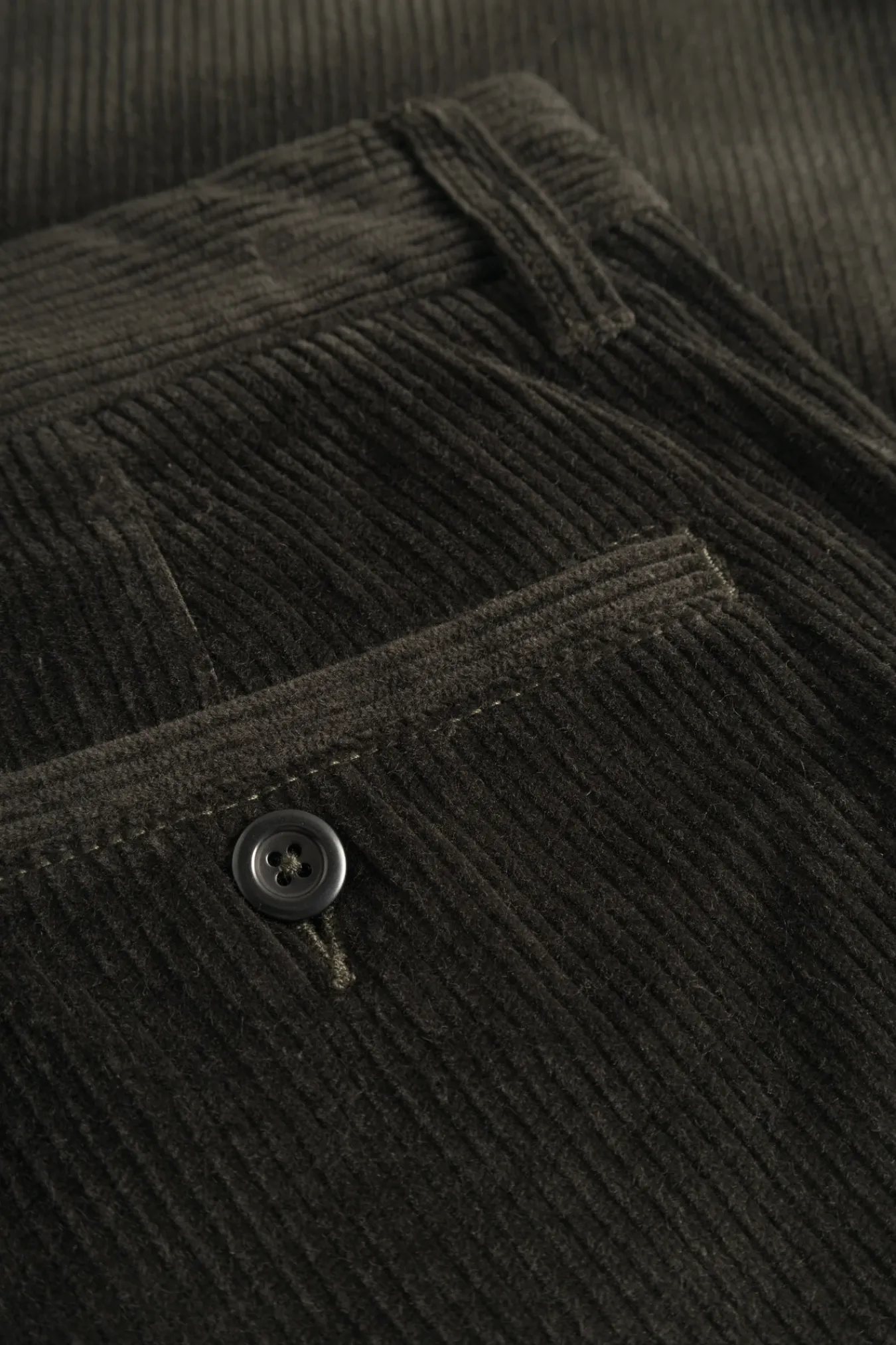 TROUSERS^Norse Projects Aros Regular Wide Wale Corduroy Chino Beech Green