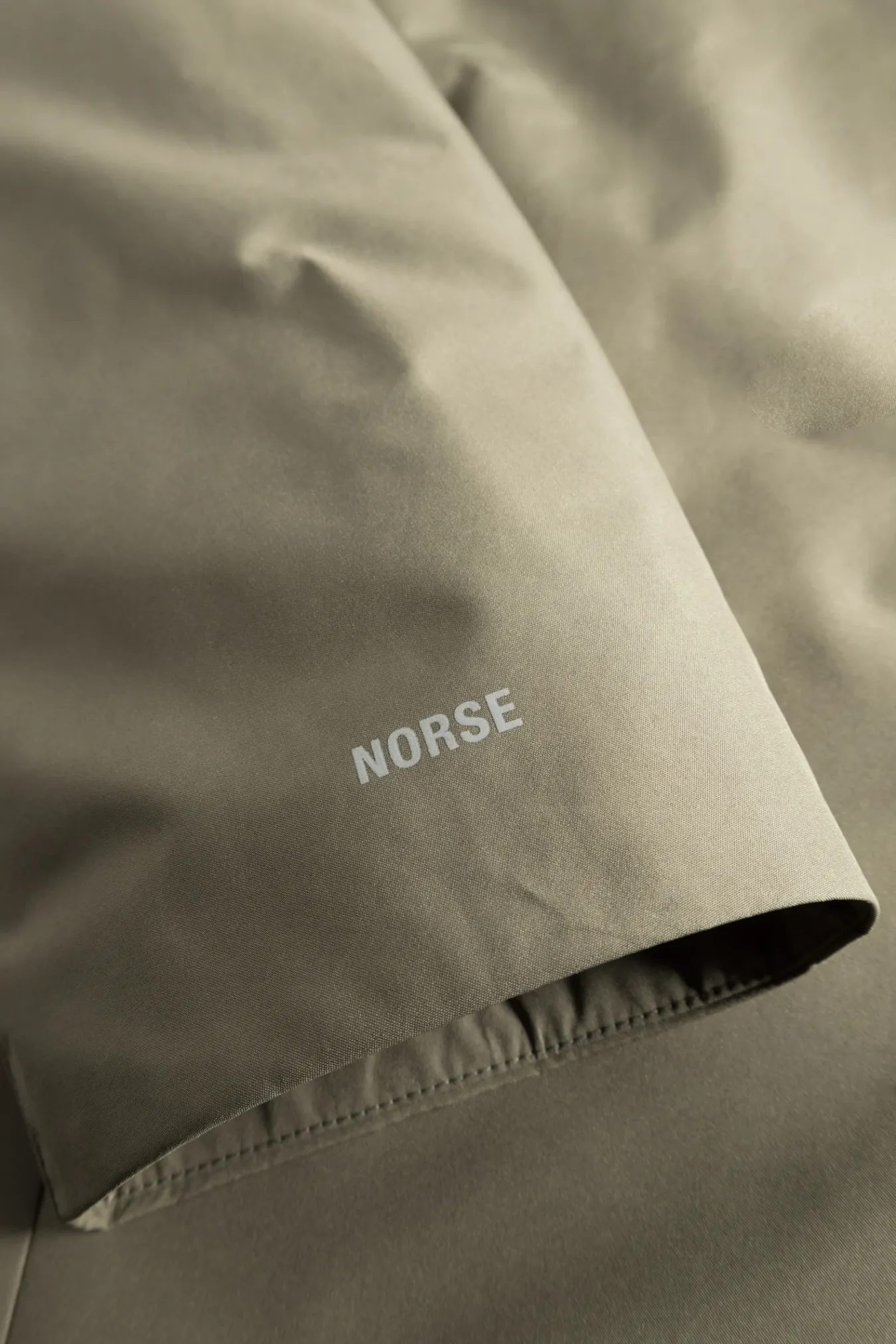 OUTERWEAR^Norse Projects Vargo Gore-Tex Windstopper Raglan Mac Sediment Green